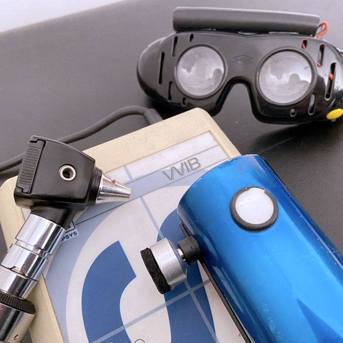 Strumenti per la diagnosi audiologica e vestibolare: otoscopio e occhiali di Frenzel