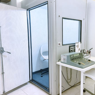 Cabina silente con audiometro per l'esame dell'udito
